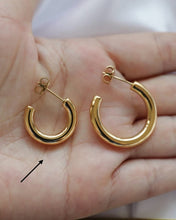 Load image into Gallery viewer, Small Zoie Hoops Gold
