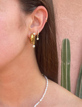 Load image into Gallery viewer, Solitaire Pearl Gold Drops
